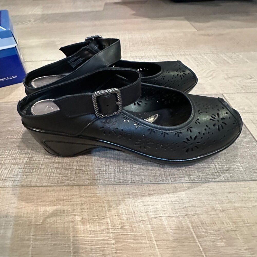 WHITE MOUNTAIN WOMENS BLACK CLOGS 8.5 MOSAIC BLACK